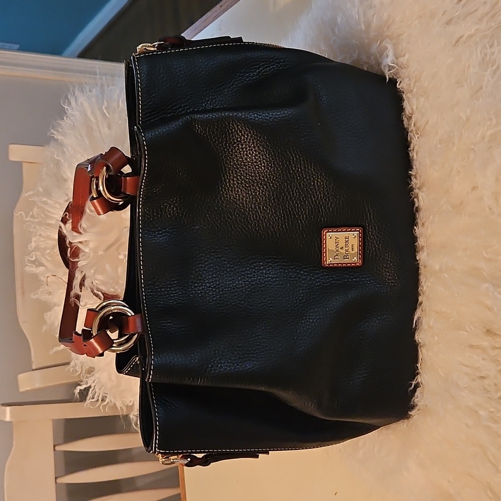 Dooney & Bourke Black Leather Zippered  BARLOW Shoulder Bag Large